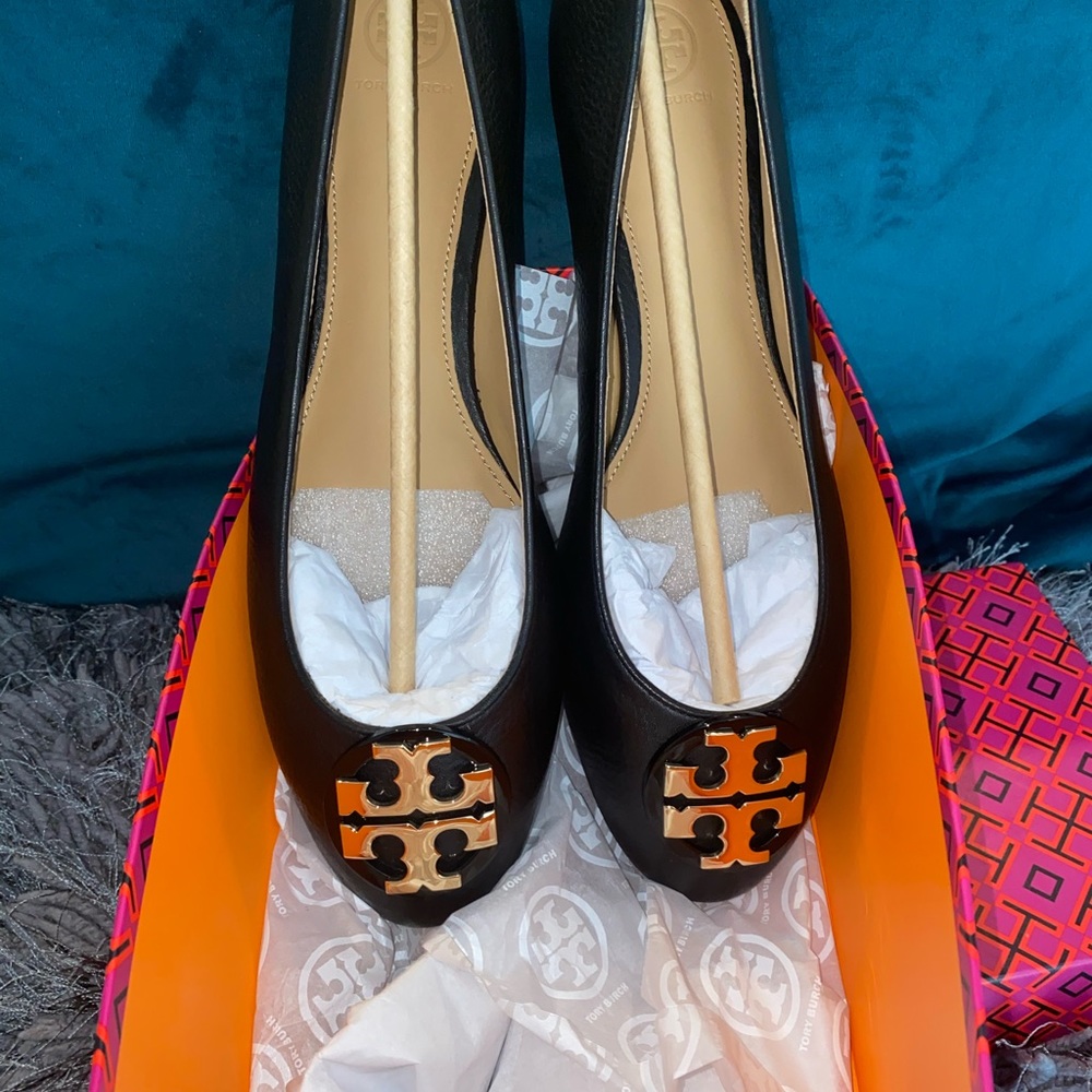 NWT black  ballet flat  Tory Burch in size 11